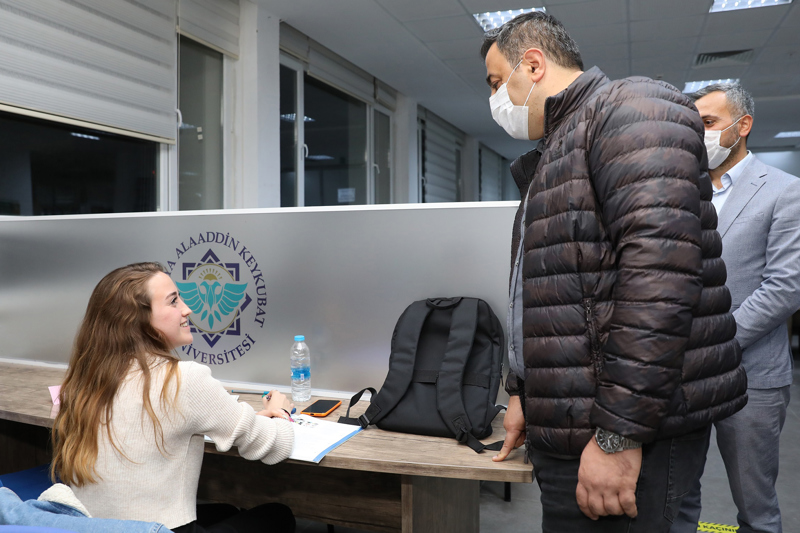 REKTÖR KALAN’DAN KÜTÜPHANEYE ZİYARET