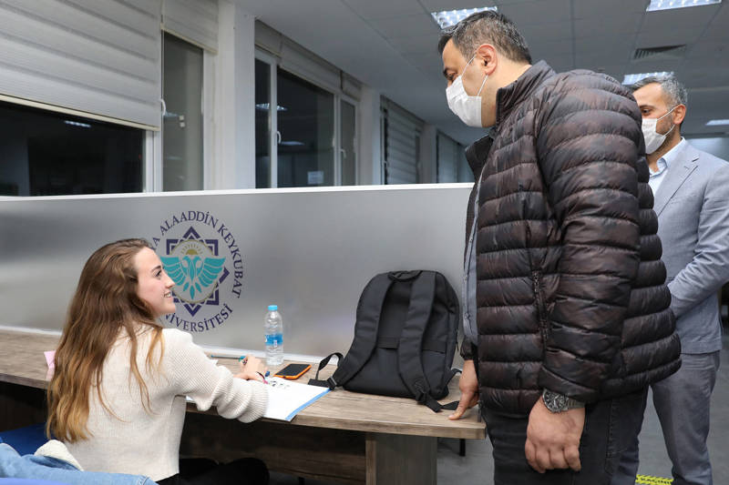 REKTÖR KALAN’DAN KÜTÜPHANEYE ZİYARET