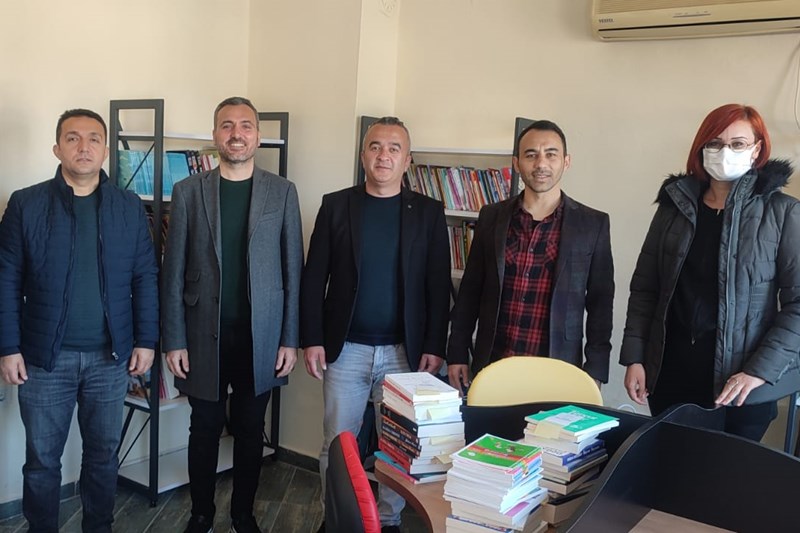 Türkler Aynur Hasan Sipahioğlu Ortaokuluna Kitap Bağışı