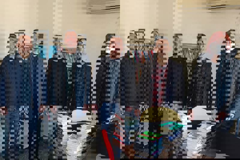 Türkler Aynur Hasan Sipahioğlu Ortaokuluna Kitap Bağışı